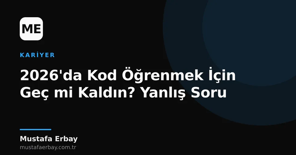 Kod öğrenmeye başlayan bir kişinin önünde açık bir yol uzanırken, ufukta 2026 yılı ve yeni teknolojilerin sembolleri görülüyor.