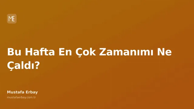 Bir masanın üzerinde duran eski bir saat ve üzerinde karmaşık kablolar.