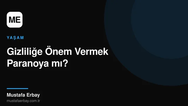 Bir kilit sembolü ve etrafında dönen dijital veriler, gizliliğin önemini vurgulayan soyut bir görsel.