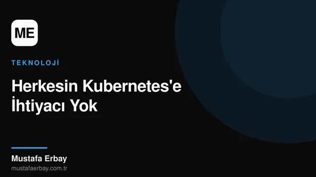 Bir bulut sunucu üzerinde minimalist bir mimariyi temsil eden soyut grafikler ve arka planda ağ bağlantıları.