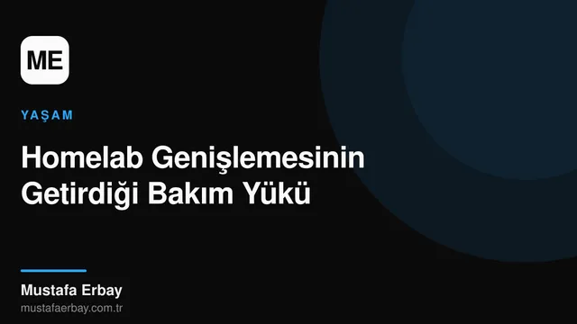 Bir rafa dizilmiş çeşitli homelab sunucuları ve ağ cihazları, kablolarla birbirine bağlı.