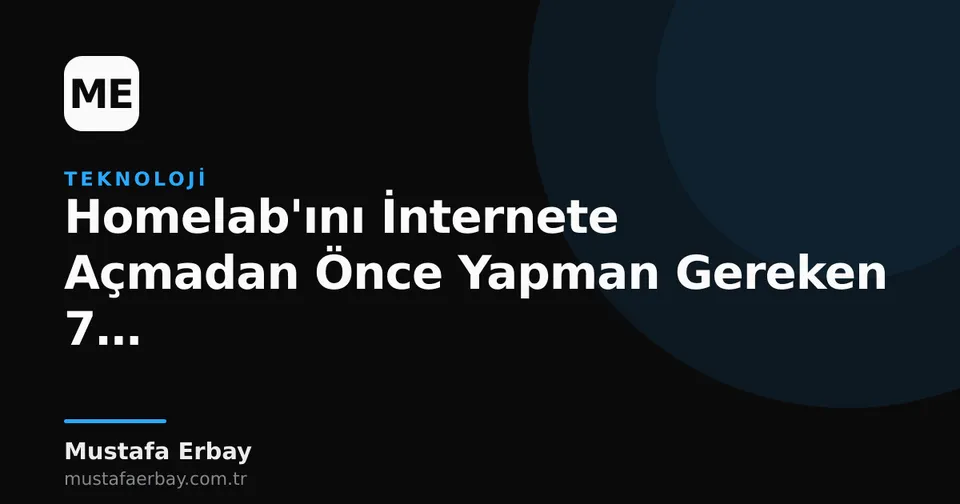 Bir homelab sunucusunun önünde duran, güvenlik kontrollerini işaret eden bir el.
