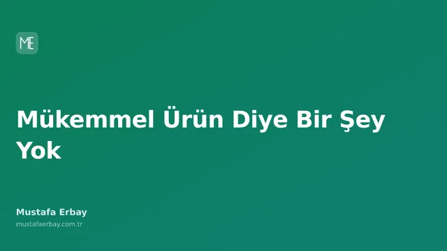 Bir masanın üzerinde dağılmış notlar, kalemler ve bir fincan kahve ile birlikte, üzerine 'Mükemmel Ürün' yazan bir kağıt parçası.