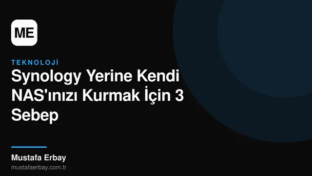 Evde, masaüstünde duran, çeşitli kablolarla bağlı, kendi yapımı bir NAS sunucusu. Üzerinde açık kaynak işletim sistemi logoları belirgin.