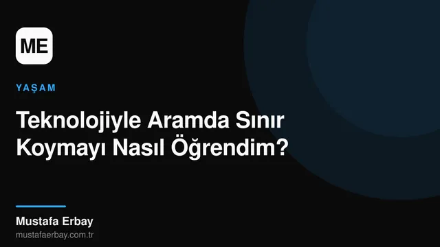 Bir masada duran eski model bir cep telefonu ve arka planda bulanık bir şekilde bilgisayar klavyesi ve monitör görünüyor.