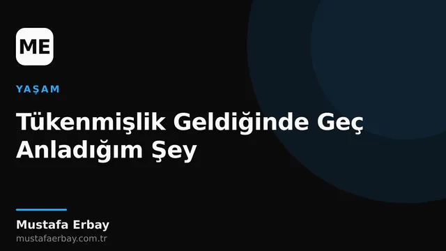 Masasında yorgun ve düşünceli oturan bir adam, tükenmişlik hissini yansıtan bir atmosferde.