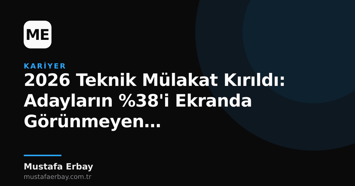 Bir bilgisayar ekranında kod yazan bir kişinin eli ve arkasında belirsiz bir yapay zeka arayüzü.
