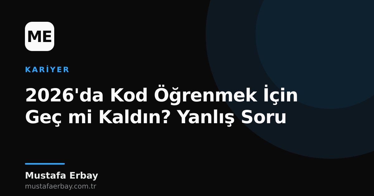 Kod öğrenmeye başlayan bir kişinin önünde açık bir yol uzanırken, ufukta 2026 yılı ve yeni teknolojilerin sembolleri görülüyor.