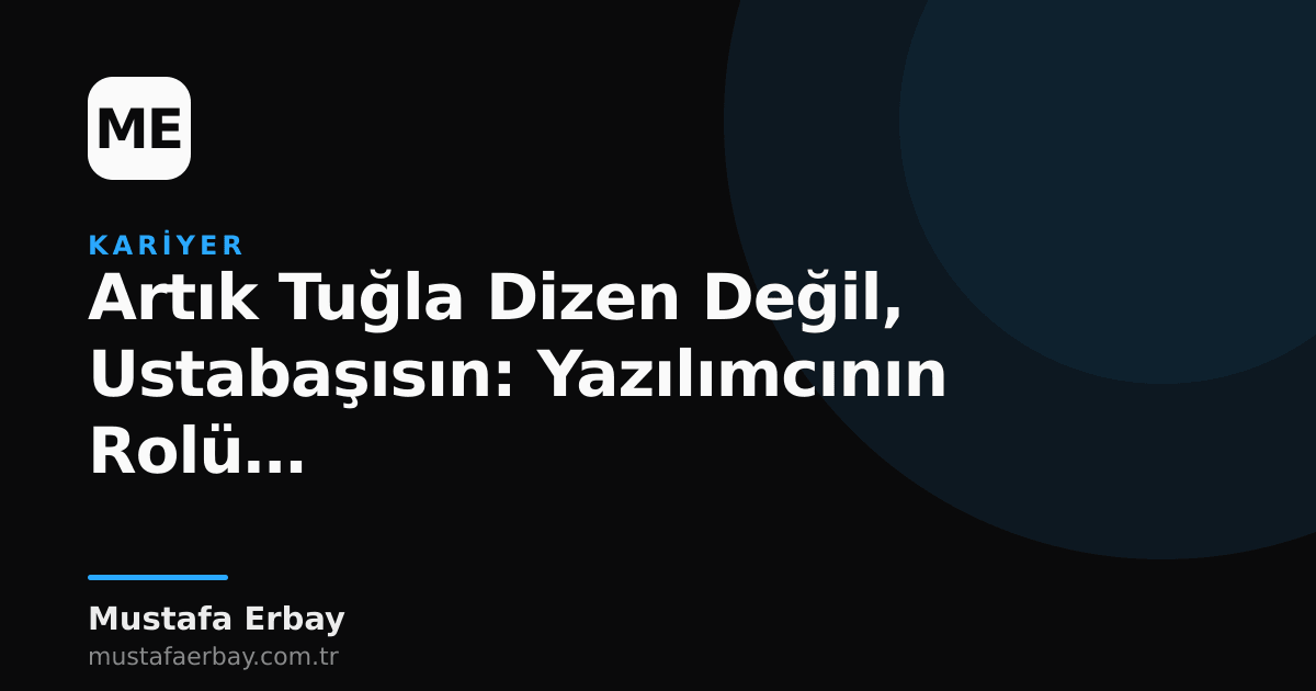 Bir yazılımcının şef şapkası takarak inşaat alanında tuğlalar yerine planları incelemesi