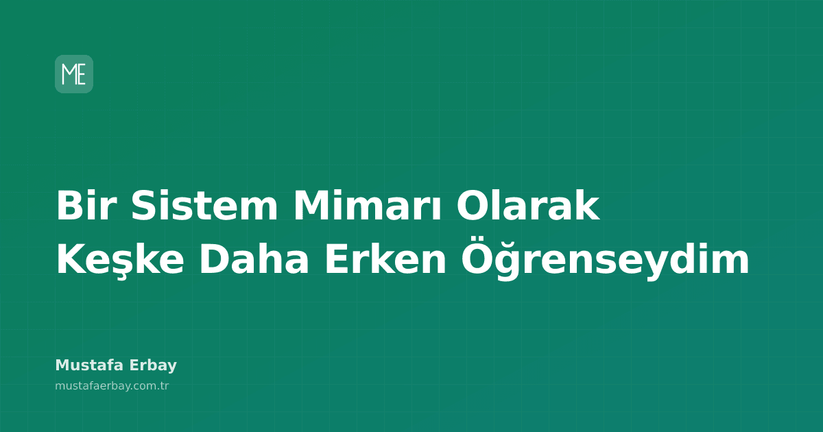Bir sistem mimarının masasında, üzerinde çeşitli diyagramların ve notların olduğu dağınık bir çalışma alanı.