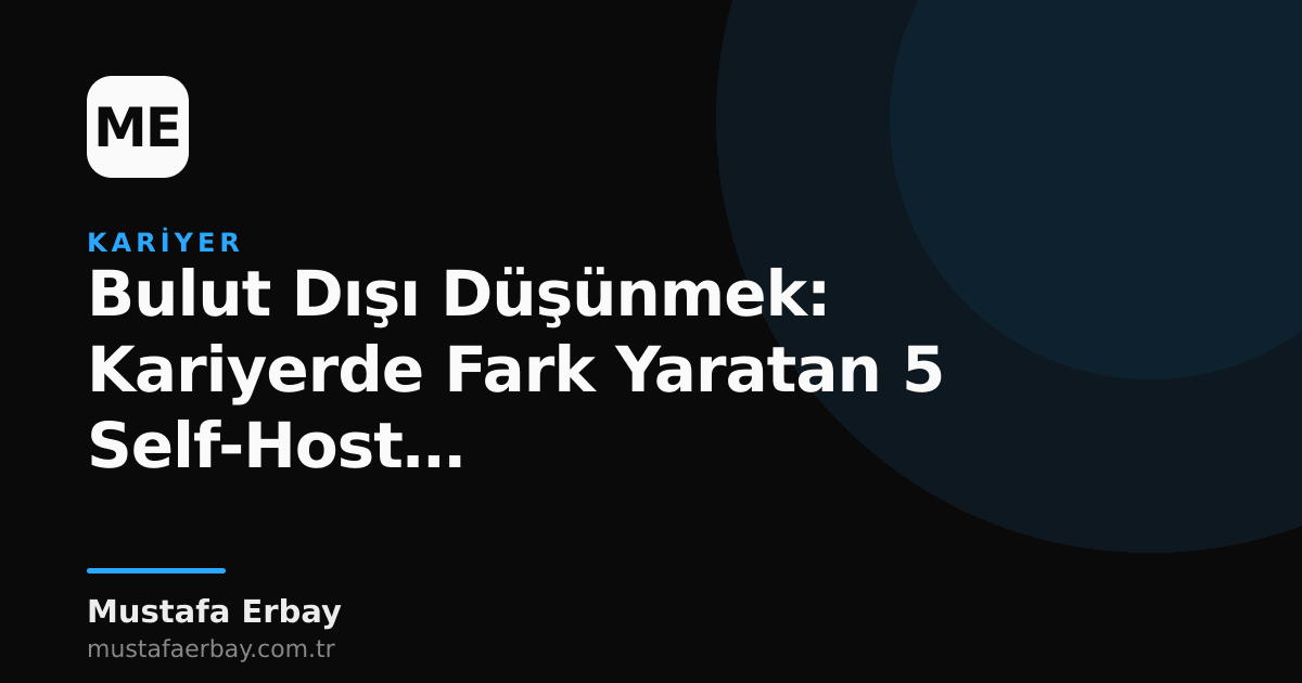 Bir sunucu rafının önünde duran ve sistemleri inceleyen bir teknoloji uzmanı