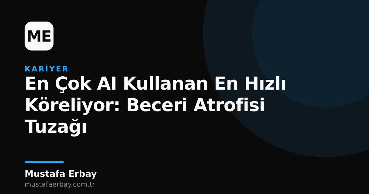 Bir kişinin, önünde duran yapay zeka tarafından üretilmiş kodları incelemesi, elinde çekiçle duran robot eli tarafından arkadan izlenmesi, beceri atrofisi tehlikesini simgeliyor.
