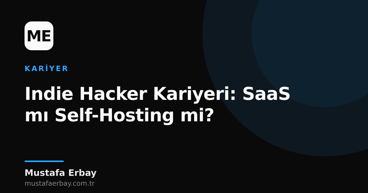 Bir indie hackerın masasında açık bir dizüstü bilgisayar, notlar ve kahve ile SaaS ve Self-Hosting seçeneklerini karşılaştırdığı bir görsel.