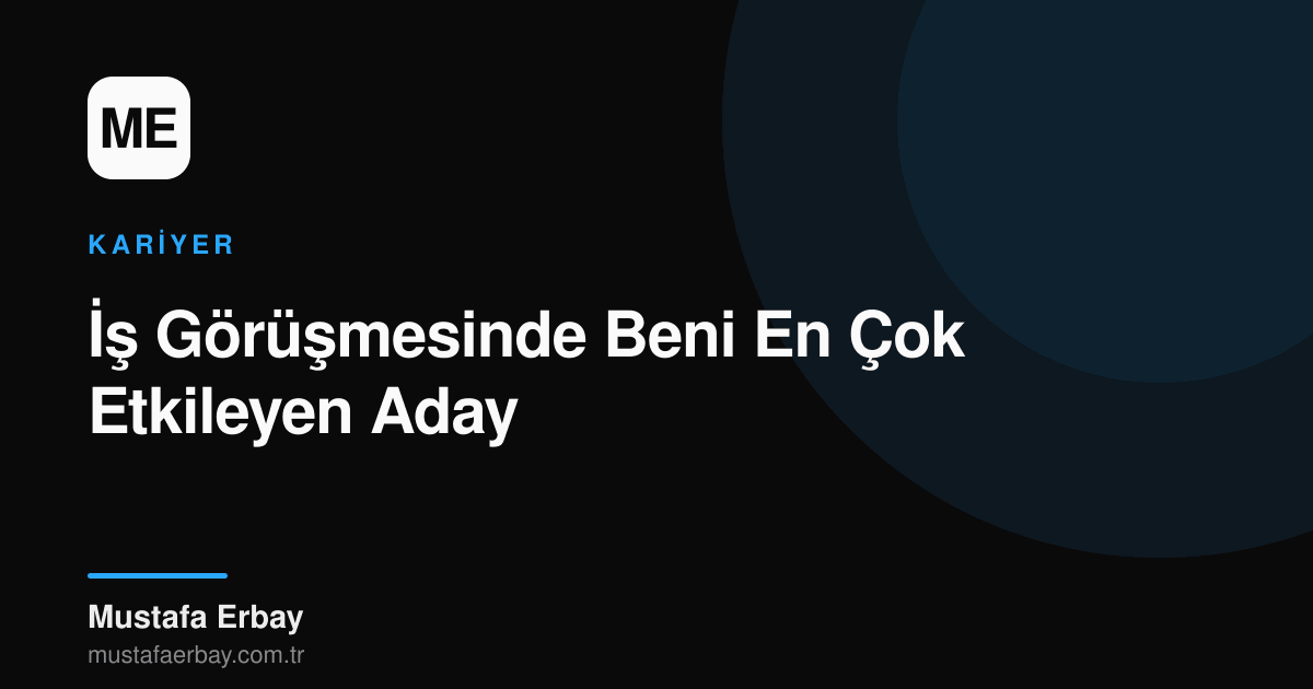 Profesyonel bir ortamda, aday ve mülakatçı arasında el sıkışma anı, yeni bir başlangıcı simgeliyor.