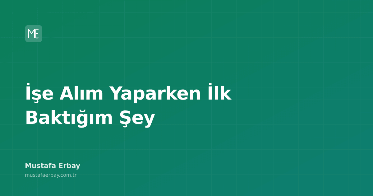 Bir iş görüşmesi sırasında adayın yüzüne odaklanmış bir kamera görüntüsü.