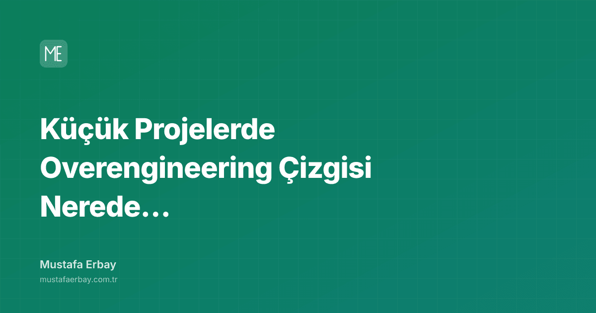 Bir geliştiricinin kararsızca iki yol ayrımına baktığı, bir yolun 'basitlik' diğerinin 'karmaşıklık' yazdığı soyut bir çizim.
