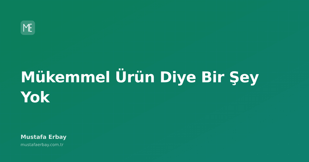Bir masanın üzerinde dağılmış notlar, kalemler ve bir fincan kahve ile birlikte, üzerine 'Mükemmel Ürün' yazan bir kağıt parçası.