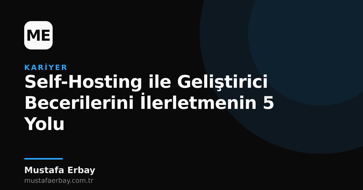 Bir sunucu rafında çalışan donanımların görüntüsü, self-hosting konseptini temsil ediyor.