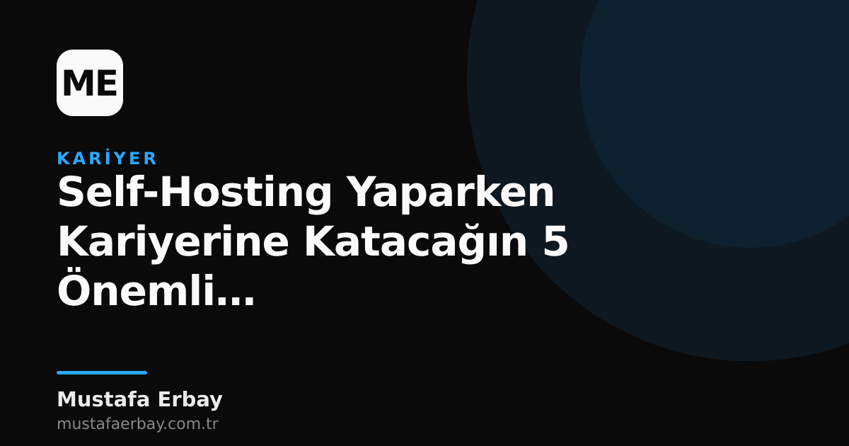Bir sunucu odasında farklı sunucular ve network cihazları arasında çalışan, kendi projelerini self-host eden bir geliştirici.