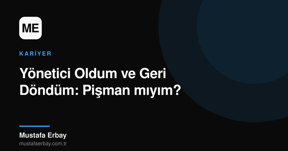 Bir yöneticinin masası ve klavye başında kod yazan bir geliştirici figürü, kariyer geçişini simgeliyor.