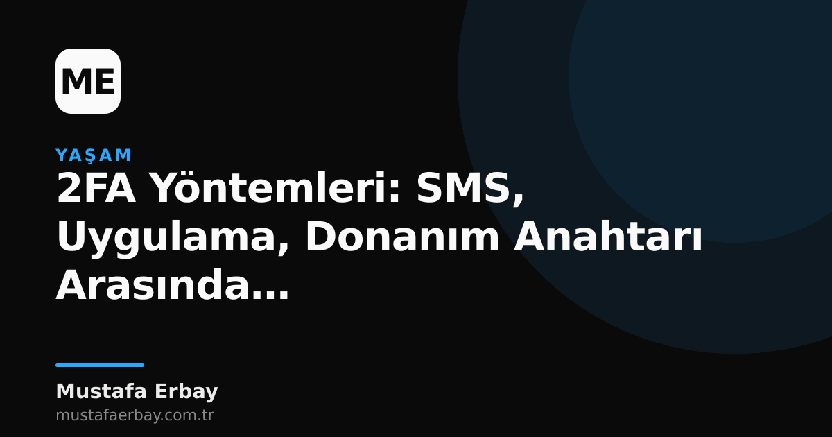 Bir masa üzerinde duran akıllı telefon, donanım güvenlik anahtarı ve SMS ile temsil edilen 2FA yöntemleri.