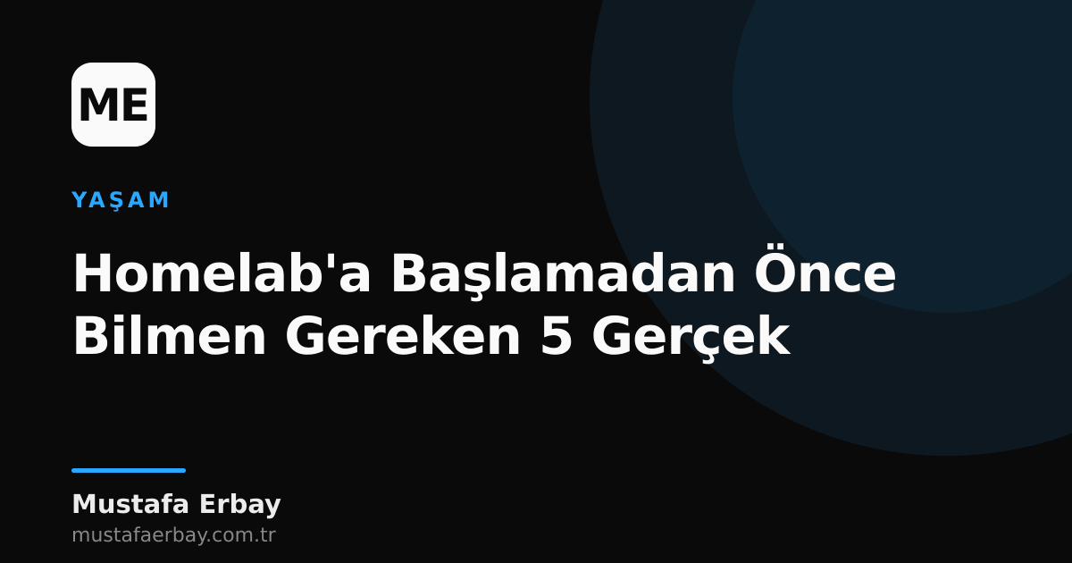 Renkli kablolarla dolu bir masaüstü bilgisayar ve ağ cihazları görseli, homelab kurulumunu temsil ediyor.