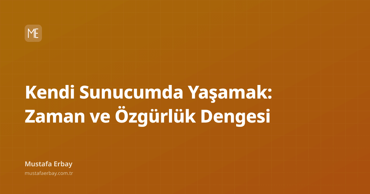 Bir sunucu rack'i ve üzerinde zaman ile özgürlüğü simgeleyen dengeli bir terazi.