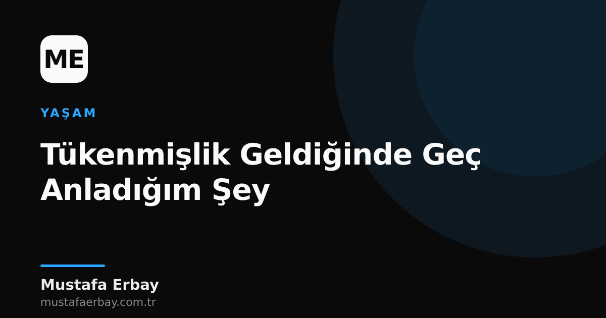 Masasında yorgun ve düşünceli oturan bir adam, tükenmişlik hissini yansıtan bir atmosferde.