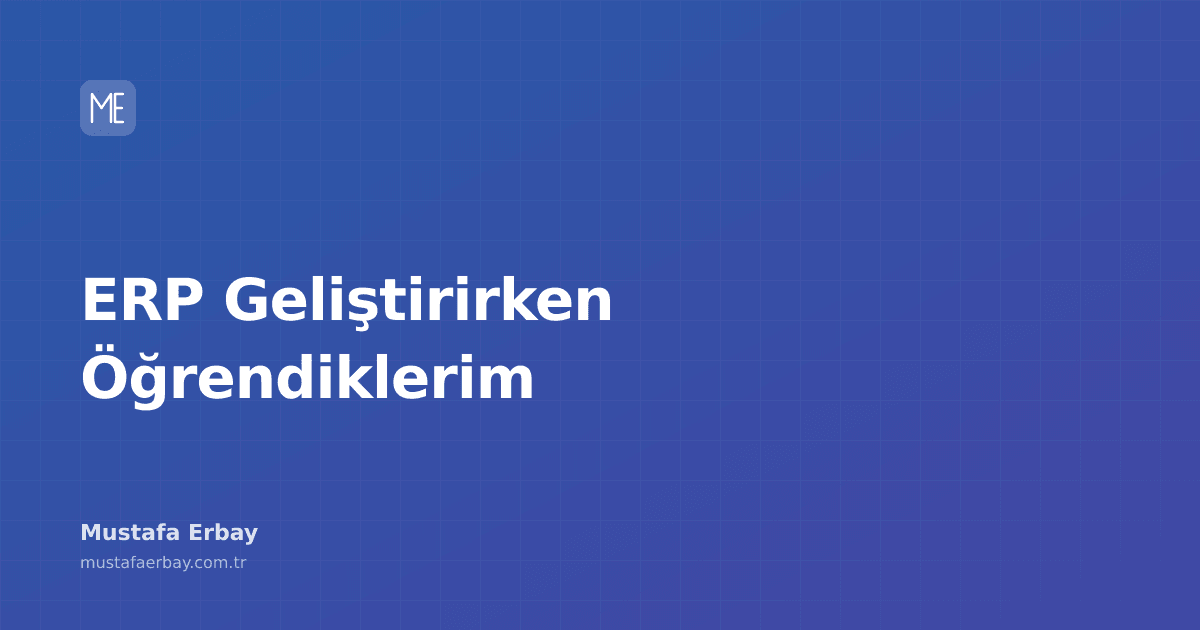 Bir üretim tesisinde, karmaşık ERP ekranlarına odaklanmış bir operatörün silüeti