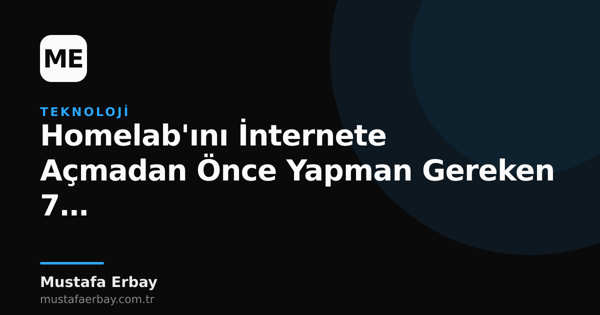 Bir homelab sunucusunun önünde duran, güvenlik kontrollerini işaret eden bir el.