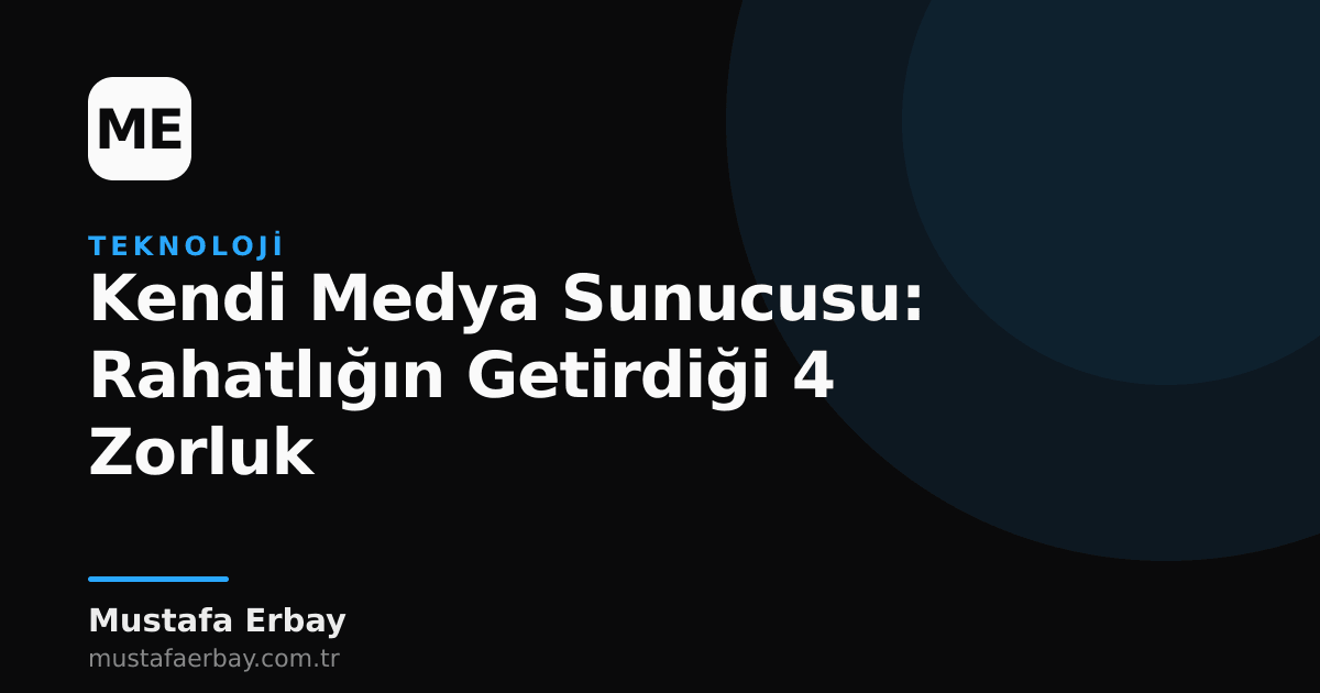 Evde kendi medya sunucusunu temsil eden, sunucu raflarının ve ağ cihazlarının olduğu bir ortamda, medya oynatan bir ekranı gösteren görsel.