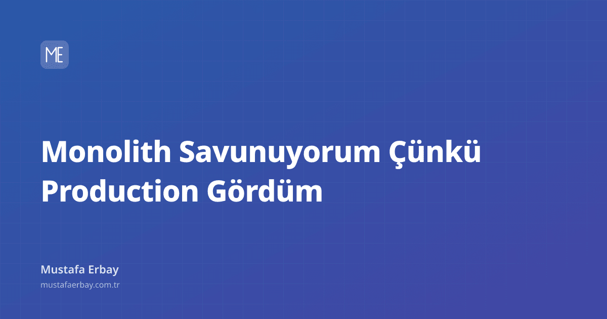 Siyah arka plan üzerinde, parlak mavi ve mor renklerde, stilize edilmiş bir monolit yapı silüeti ve etrafında dönen küçük küpler.