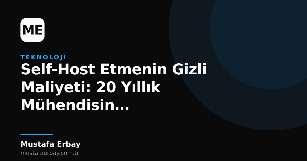 Bir sunucu rack'i ve üzerinde yanan durum ışıkları, karanlık bir ortamda gizli maliyetleri çağrıştırıyor.
