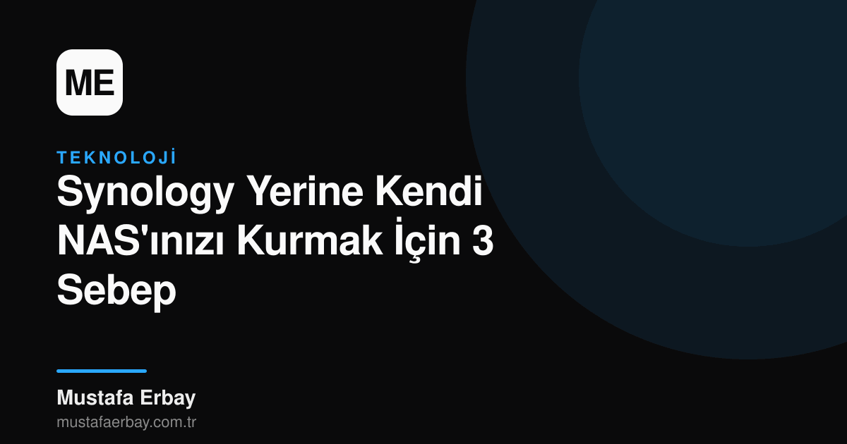 Evde, masaüstünde duran, çeşitli kablolarla bağlı, kendi yapımı bir NAS sunucusu. Üzerinde açık kaynak işletim sistemi logoları belirgin.